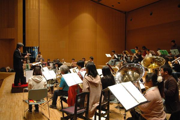 楽器を演奏している方々を左後方から写した写真